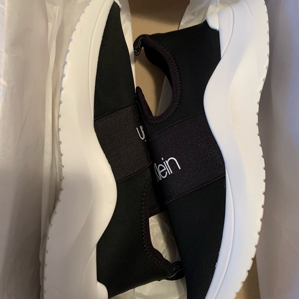 Uzza Neoprene / Logo black pull on tennis shoes
